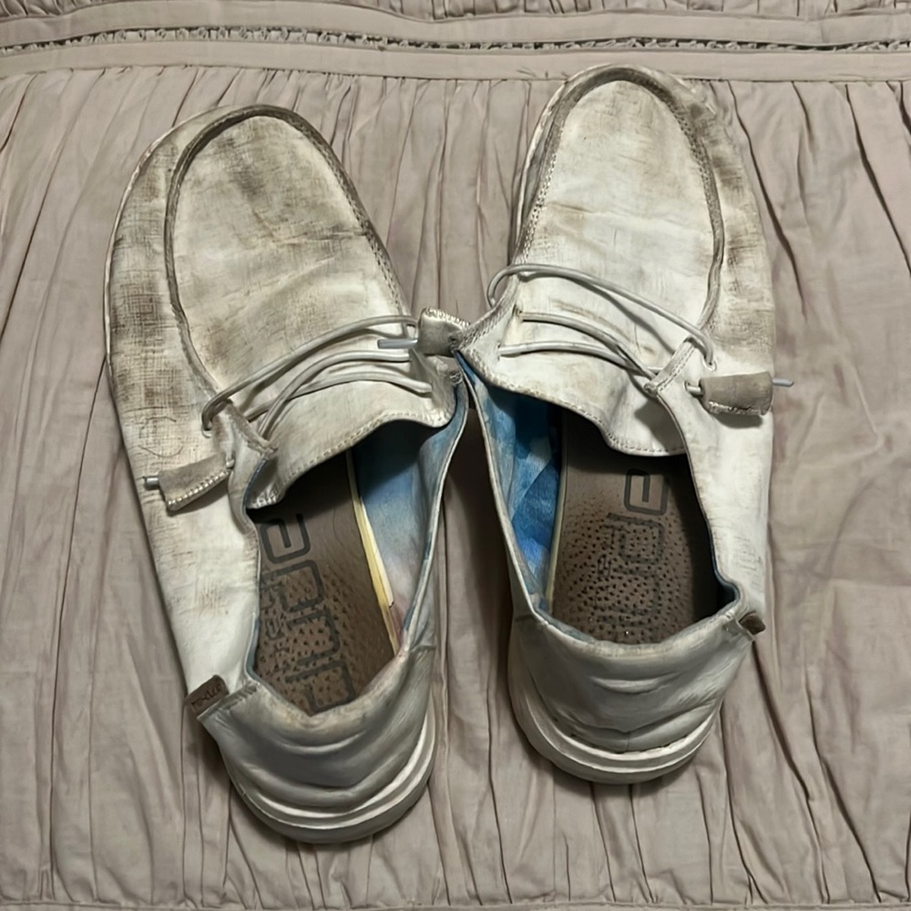 Hey dudes size seven can be cleaned easy